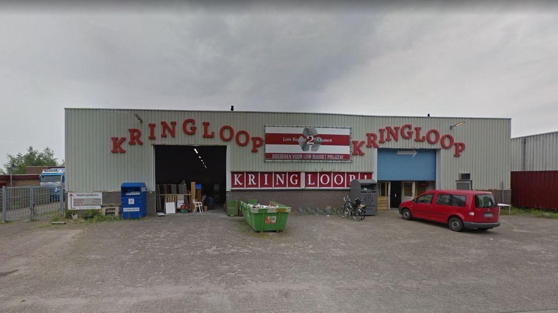 Omwonenden zijn niet blij met de opslag en verkoop van vuurwerk in Kringloopwinkel Lowbudget 2 Chance (Rechten: Google Streetview)