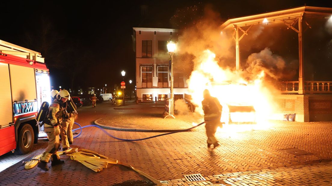 Autobrand in Kampen, maar de muziekkoepel werd gered