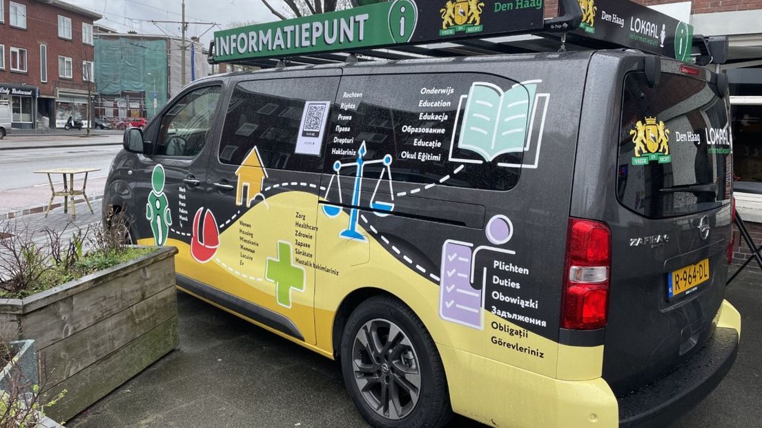 De informatiebus EU-arbeidsmigranten rijdt door Den Haag
