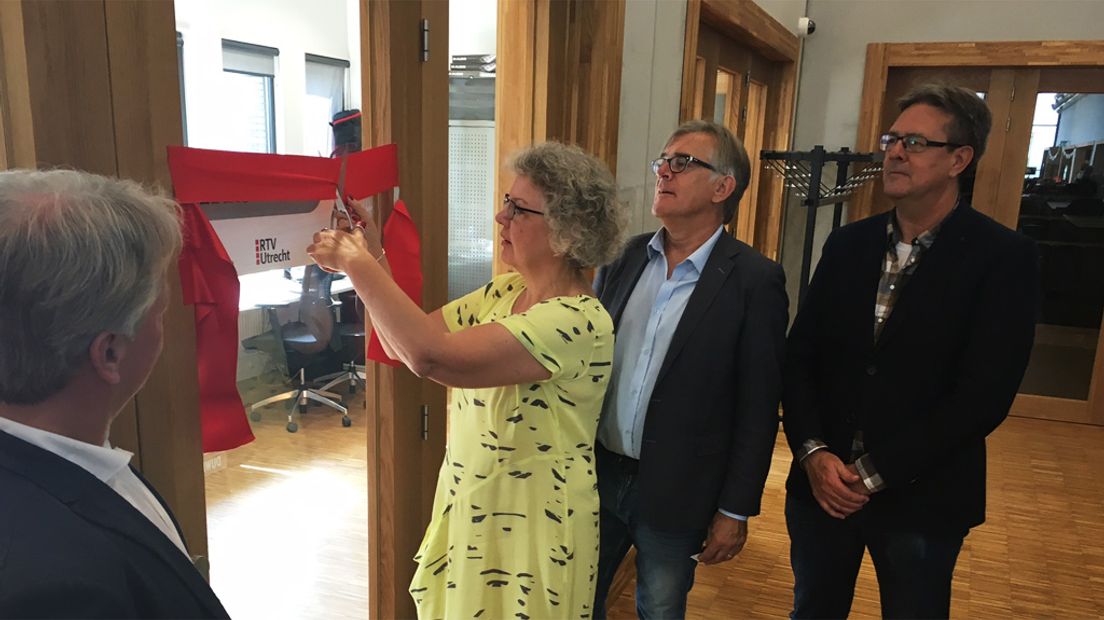 Wethouder Bertien Houwing opent het nieuwe mediacentrum. Onder meer Paul van der Lugt (2e rechts) kijkt toe.