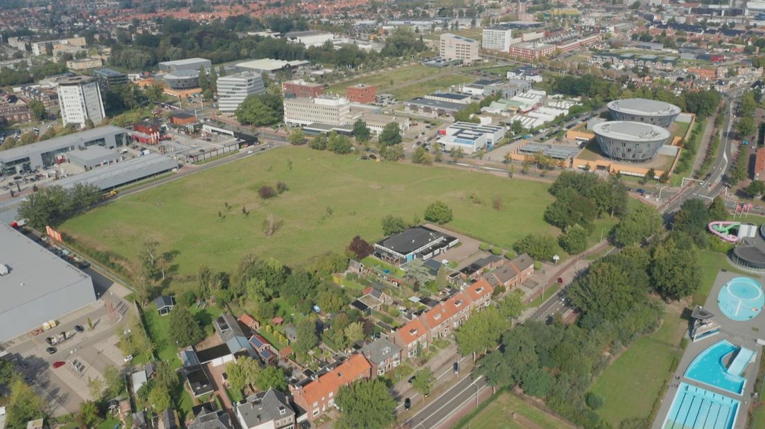 Het nog lege terrein aan de Kuipersdijk waar de moskee gepland is