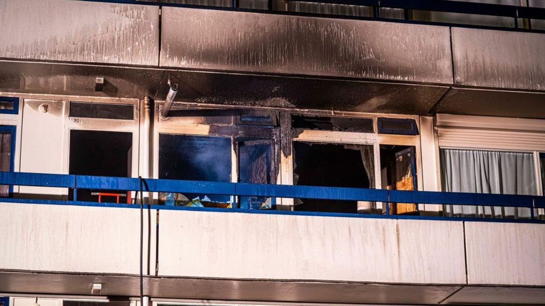 Bij de brand kwam een persoon om het leven.