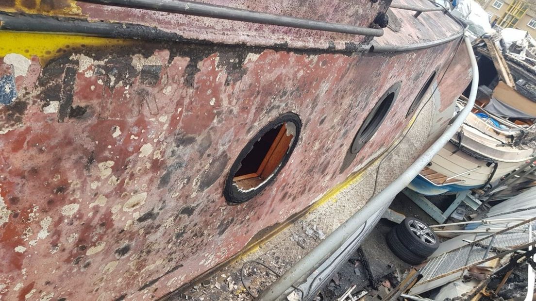 De brand op de jachtwerf verwoestte de verbouwde boot | Eigen foto