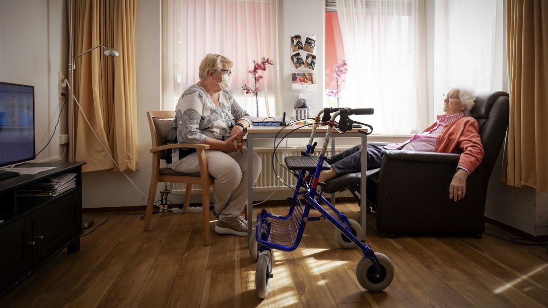 Een bewoonster van een verpleeghuis ergens anders in het land krijgt bezoek.