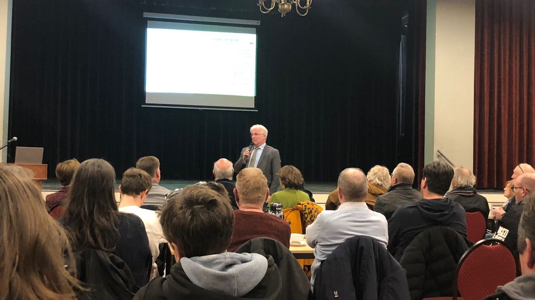 Burgemeester Van Merrienboer spreekt de inwoners van Sluiskil toe