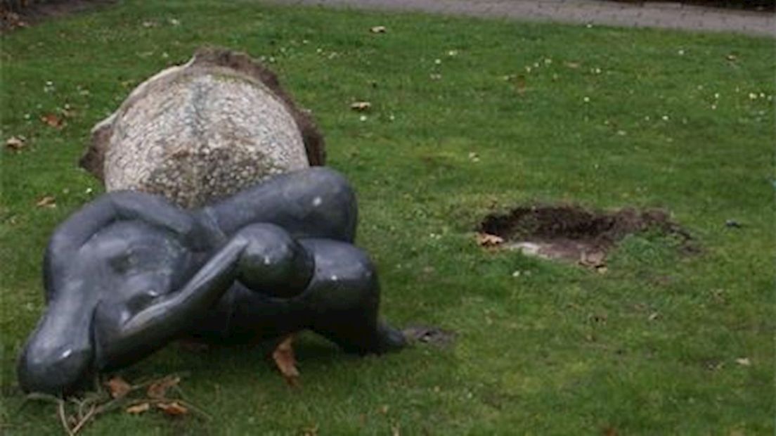 Bronzen beeld in Diepenheim van sokkel getrokken