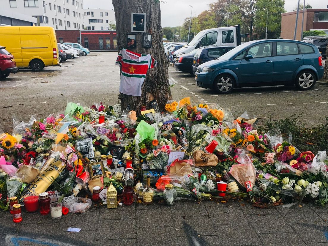 Op de plek van de steekpartij ontstond in de dagen erna een bloemenzee.