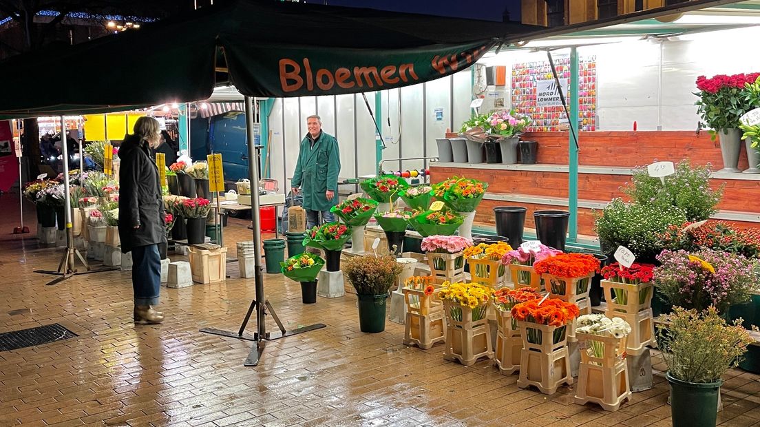 Bloemenkraam Bolt staat sinds de jaren '50 nabij de Grote Markt