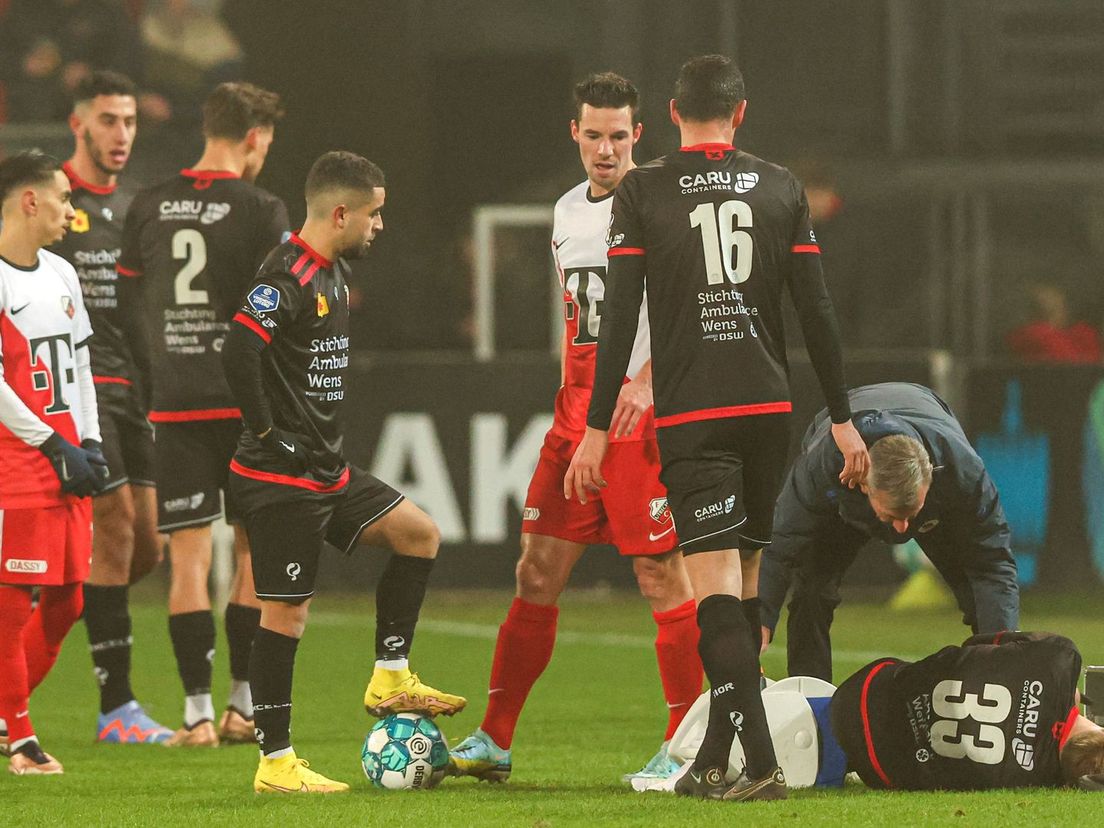 Excelsior ziet Julian Baas geblesseerd uitvallen in het duel met FC Utrecht