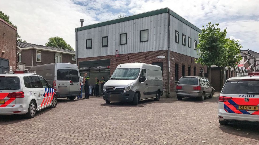 De politie doet onderzoek op de Weeshuisbaan in Bodegraven.