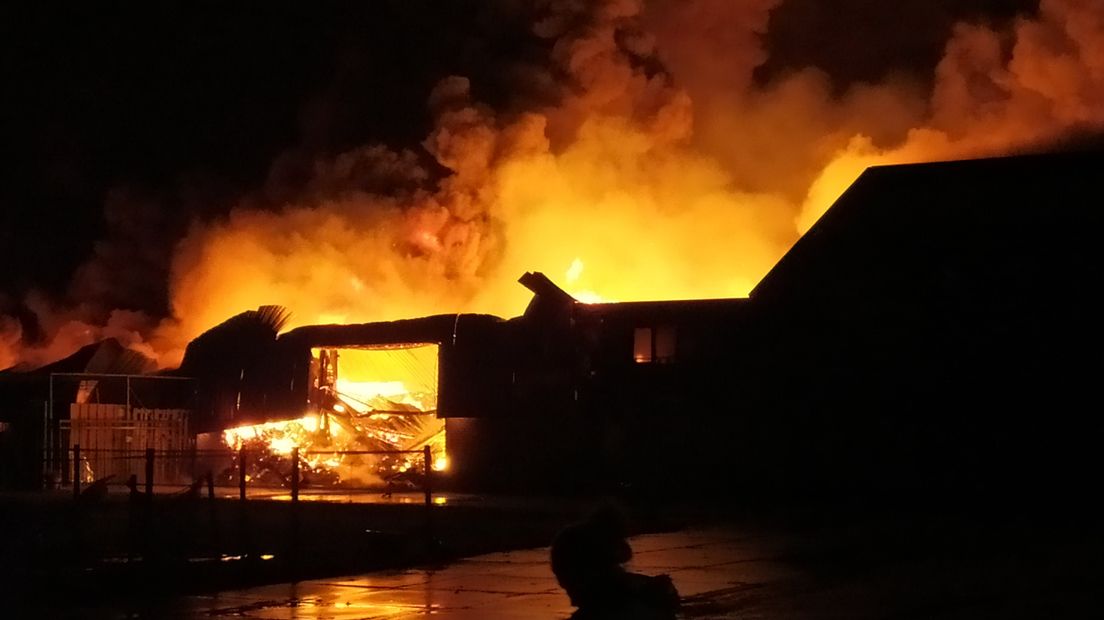 Brand verwoest een loods aan de Akervoorderlaan.