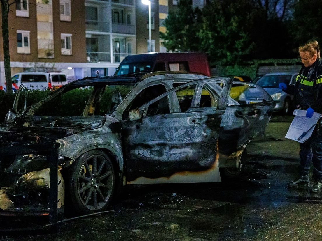 Bij de uitgebrande auto in Vlaardingen lang een keukenaansteker