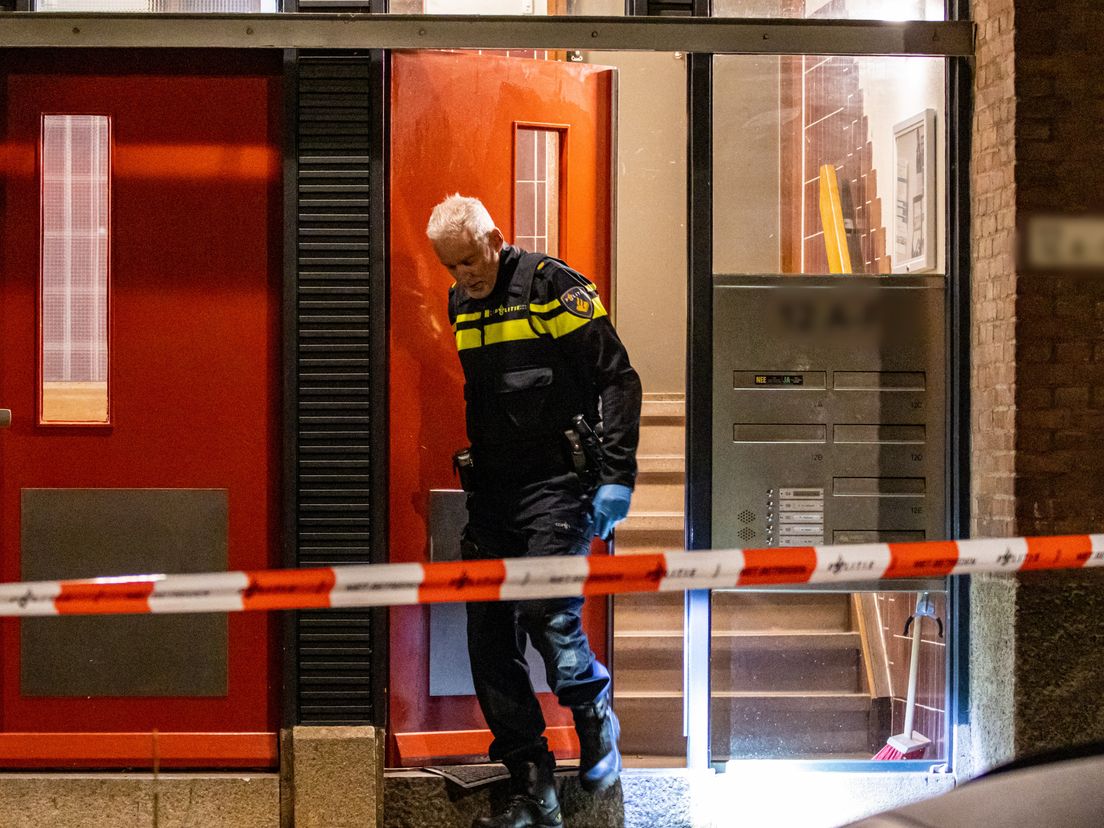 De politie doet onderzoek na een explosie in de Allard Piersonstraat in Rotterdam-West