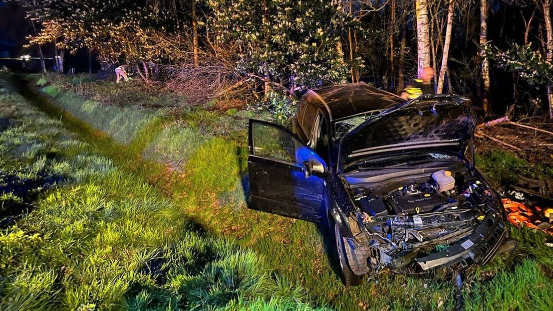De politie doet onderzoek rondom de auto.