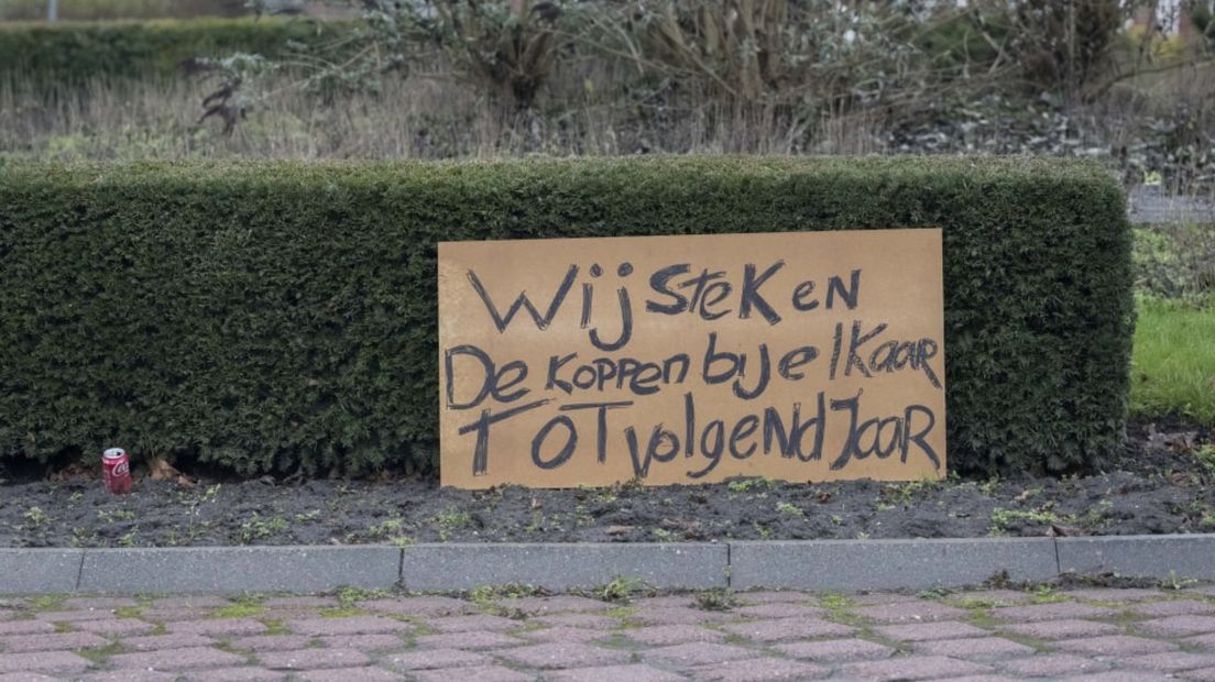 Alleen dit bordje stond nog op de rotonde