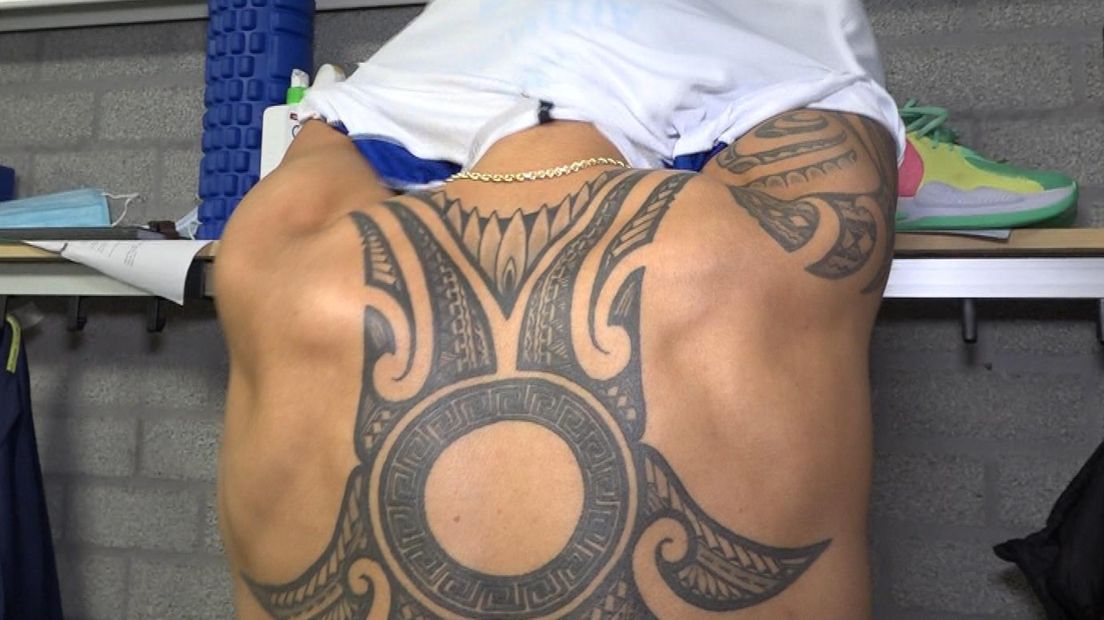 Austin Matautia kleedt zich om