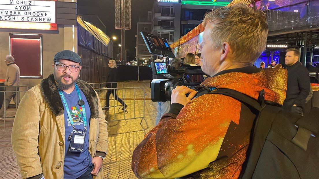 RTV Noord-verslaggever Jeroen Willems interviewt correspondent Ro