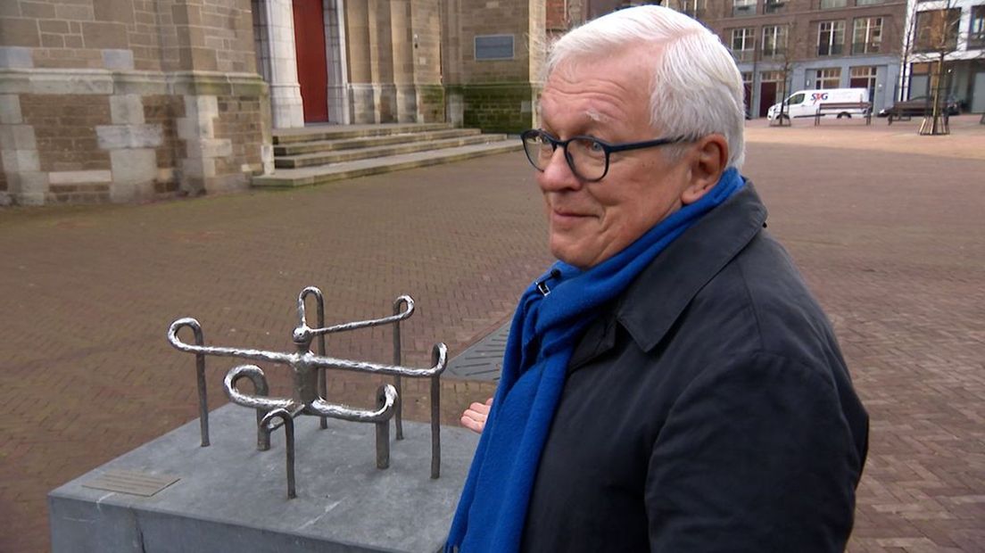 Wim Pollmann bij het kunstwerk