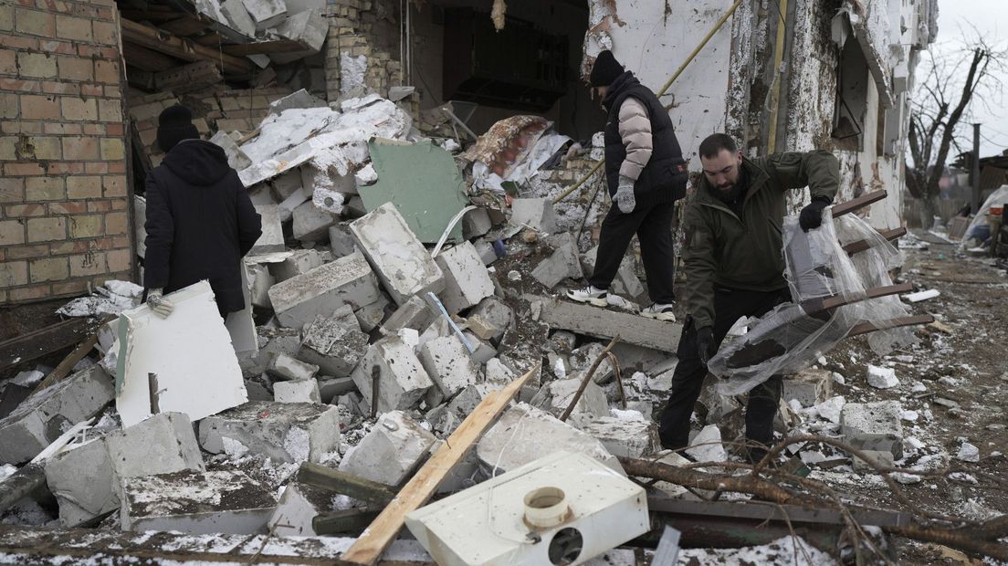 Bewoners bekijken de schade na een raketaanval in Kiev