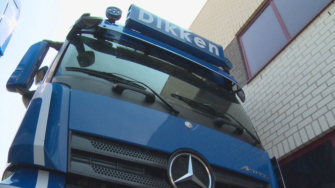 De rechtbank heeft tegen de omstreden transporteur Dikken uit Nieuwleusen een dwangsom opgelegd