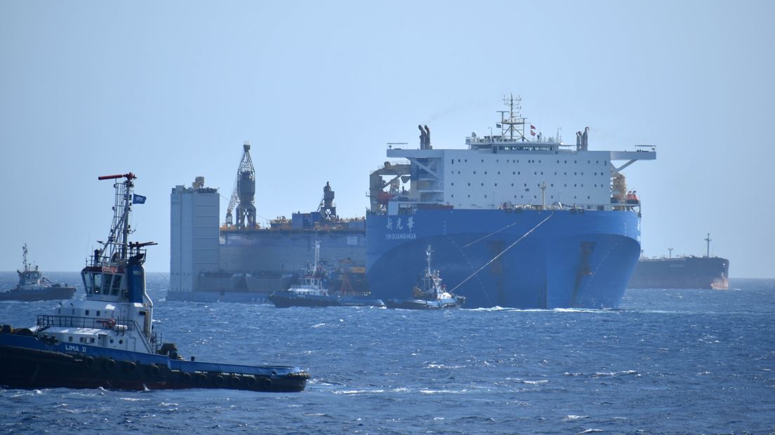 De eerste poging de dokken binnen te varen mislukte vanwege de wind