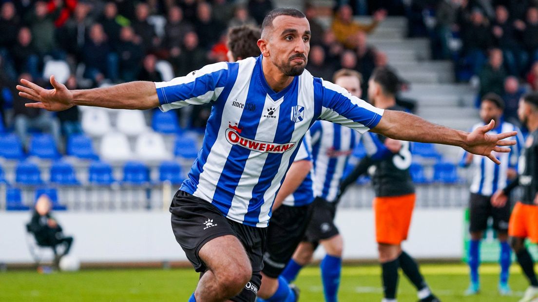 Youssef El Kachati juicht na een doelpunt tegen HHC Hardenberg