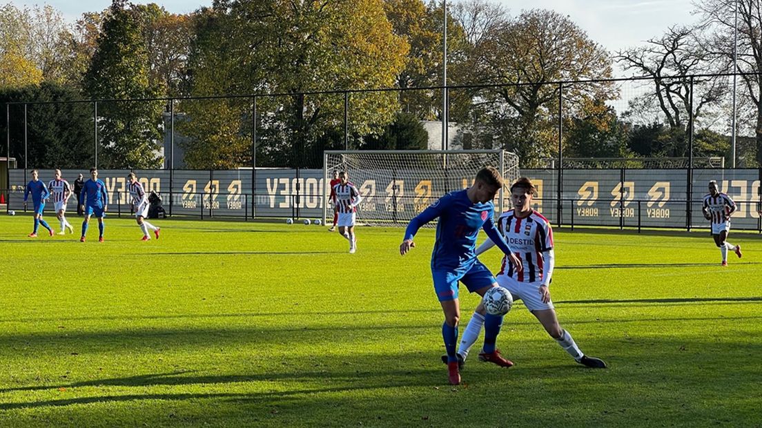 Het duel werd gespeeld op het trainingsveld van Willem II.