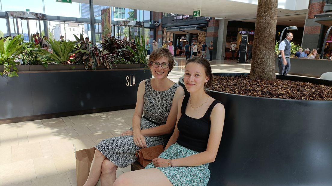 Inge Huizenga en haar dochter Judith Blom rusten even uit tijdens het shoppen