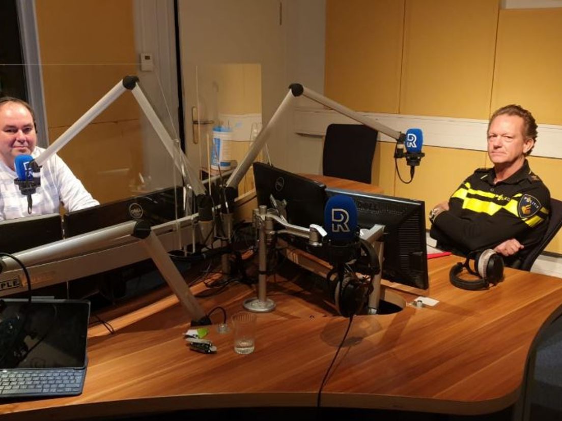 Politiechef Fred Westerbeke in de studio van Radio Rijnmond. Links presentator Ruud de Boer.