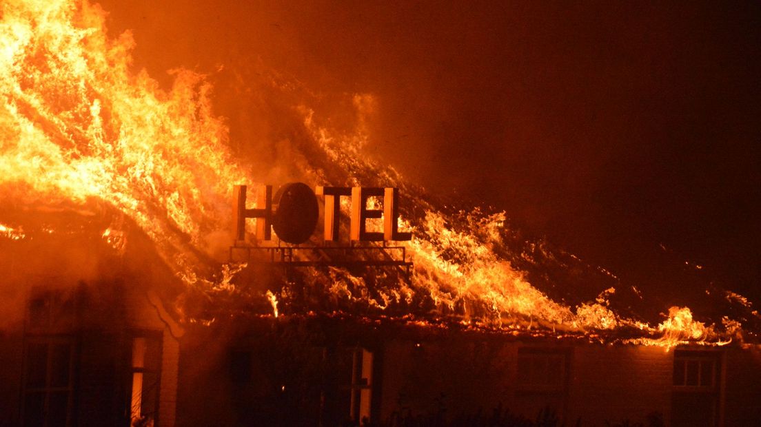 Voormalig hotel aan de Venerweg bij Wanneperveen staat in brand.