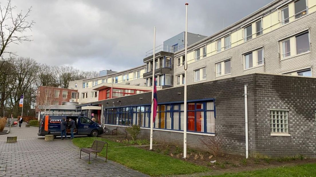 Vlag halfstok na dood bewoner in bejaardentehuis Zaltbommel.