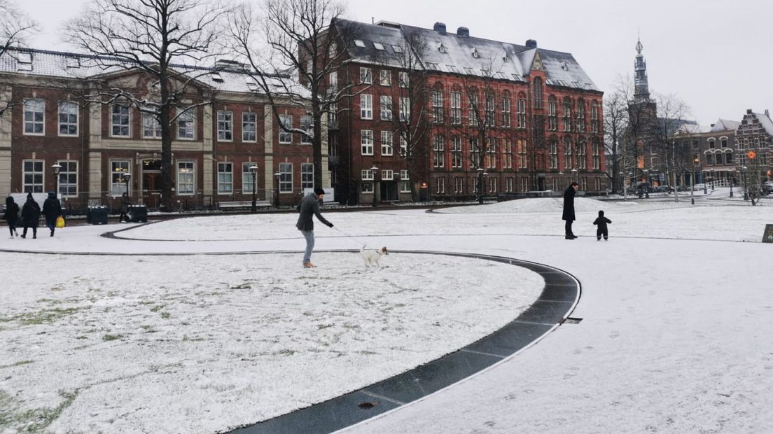 Sneeuwpret op het plein van de Garenmarkt in Leiden