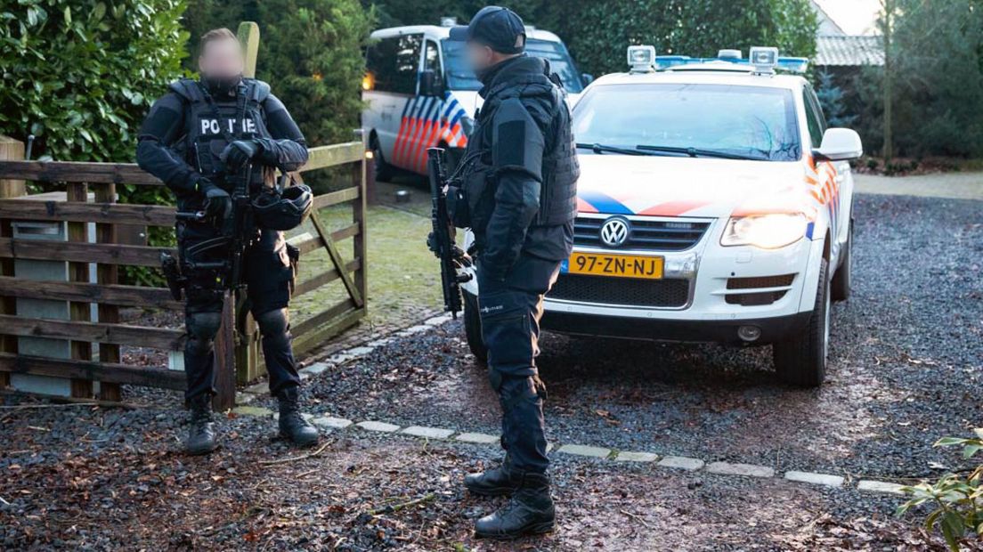 Het terrein werd bewaakt door zwaarbewapende agenten