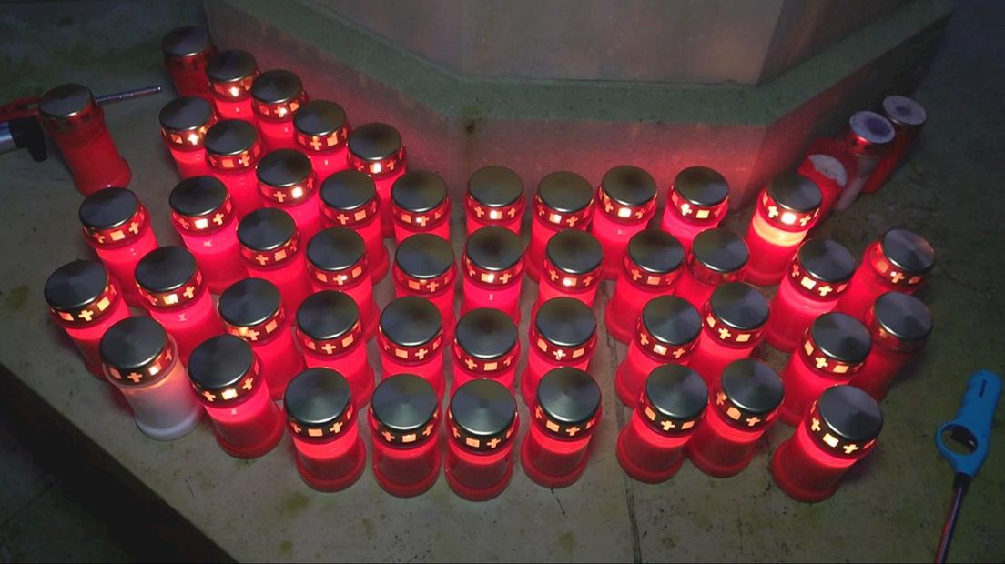 Kaarsen branden voor oorlogslachtoffers op de begraafplaats Enschede