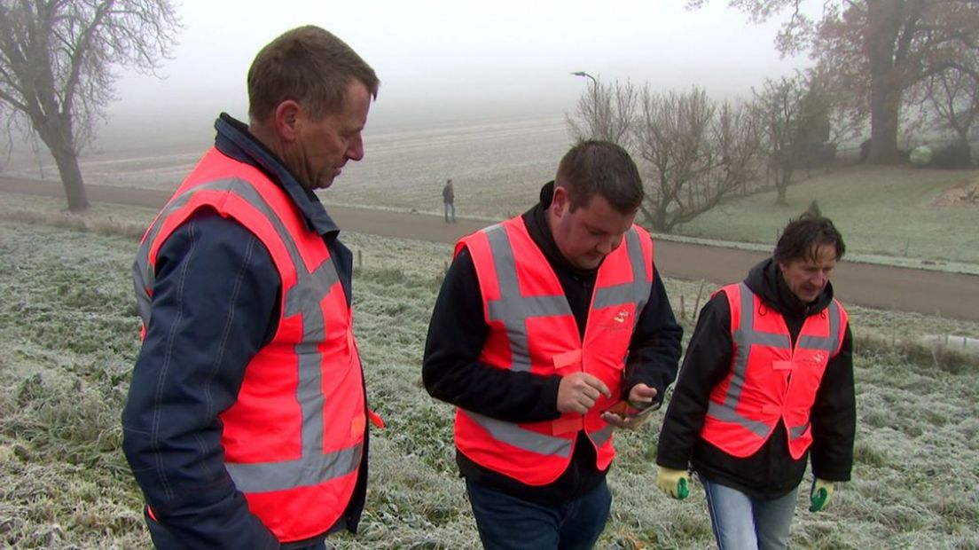 De dijkwachten geven schade door via een app