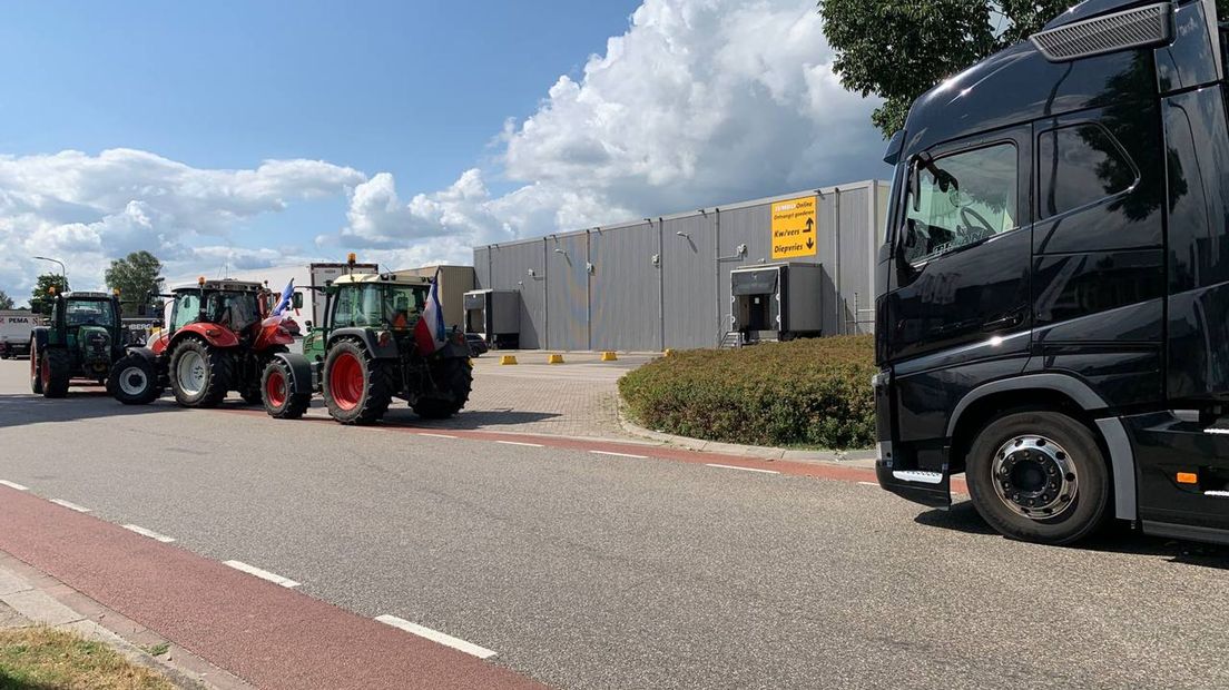 Opnieuw boerenprotest bij distributiecentrum, maar nu tijdelijke blokkades
