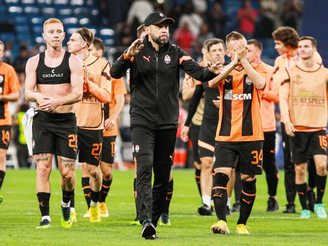 Shakhtar Donetsk bedankt na de wedstrijd in de Champions League tegen Real Madrid het publiek