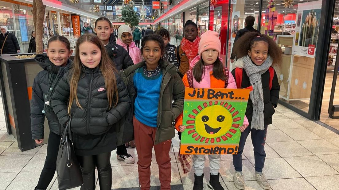 De makers van de schilderijen die straks de wereld rondgaan