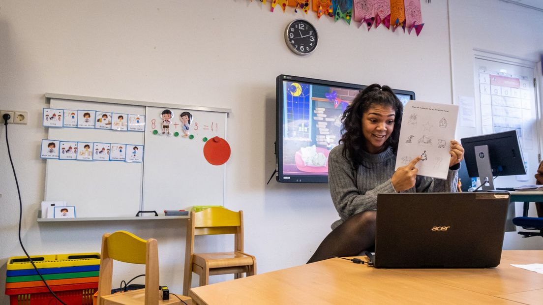 Juf Dominique tijdens het online lesgeven