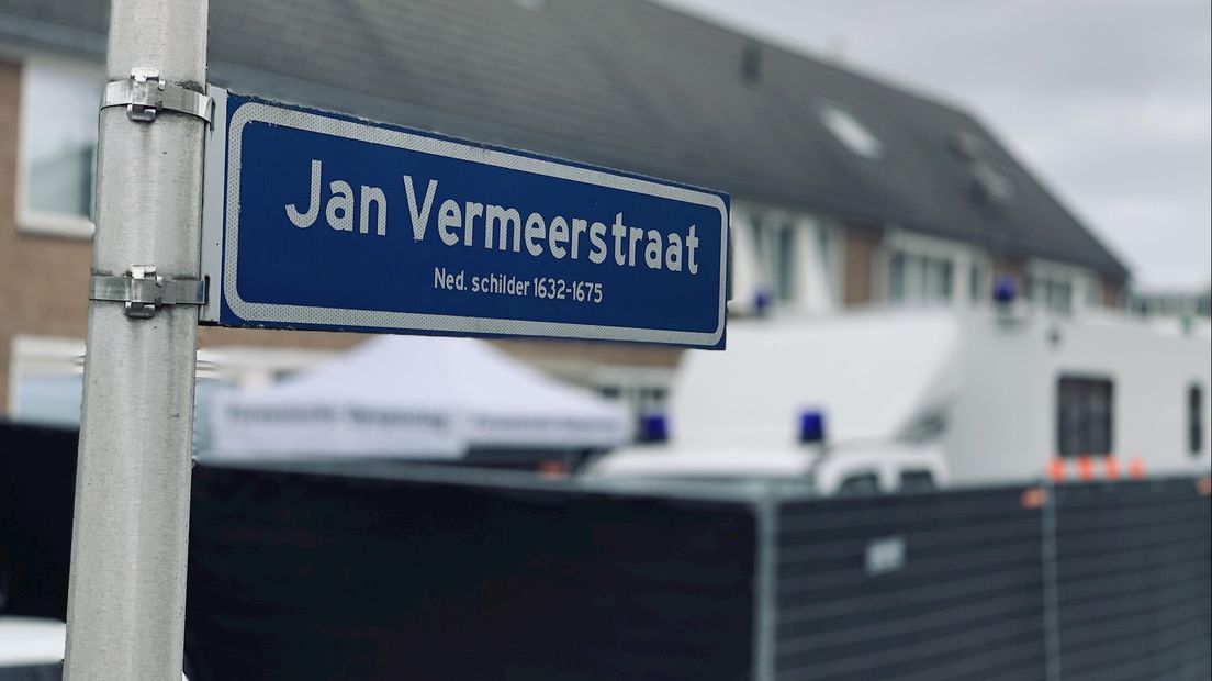 De politie doet onderzoek in een huis aan de Vermeerstraat