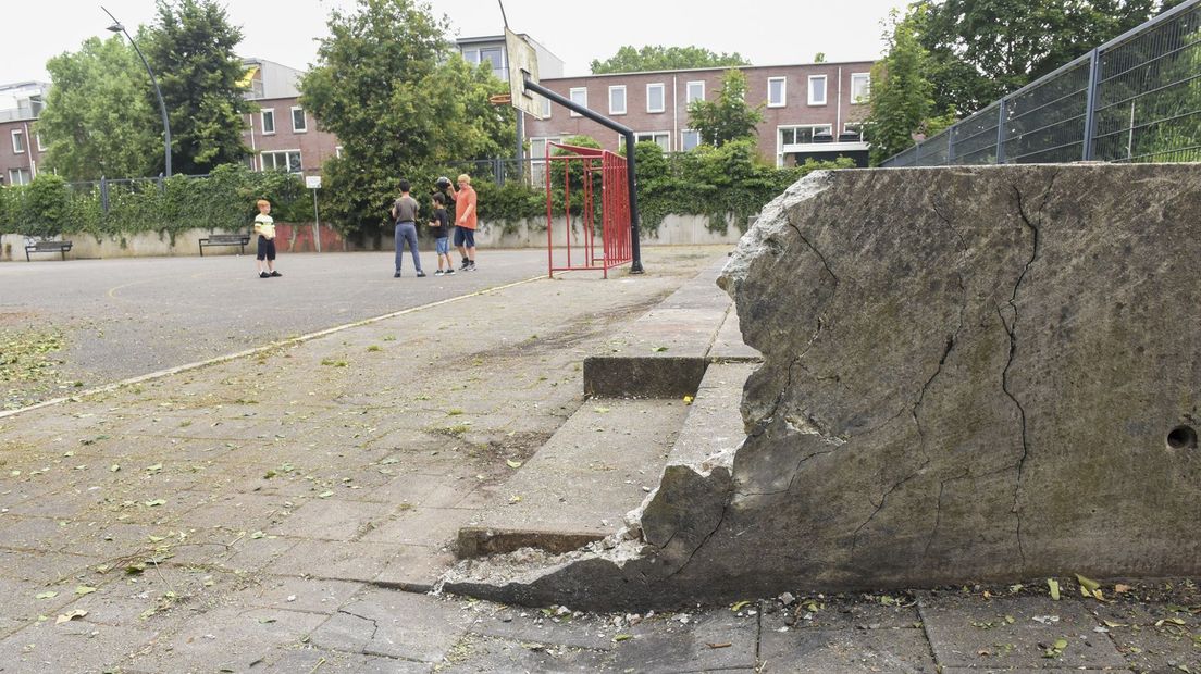 11 juli: een opgeblazen muurtje op het Lumbresplein in Geuzenwijk.
