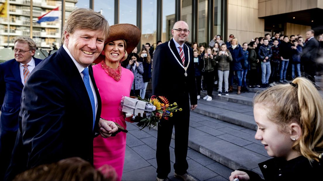 Burgemeester Vroom tijdens het bezoek van koning Willem-Alexander en koningin Máxima aan Krimpen aan den IJssel in 2021