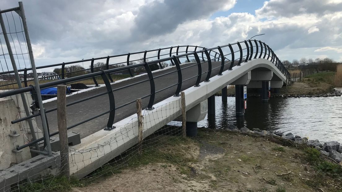 De beruchte brug aan de Bergseweg in Vreeland is te steil