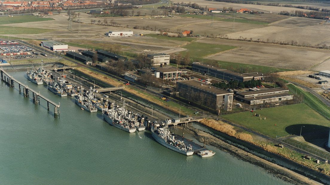 Luchtfoto van de marinekazerne in 1988