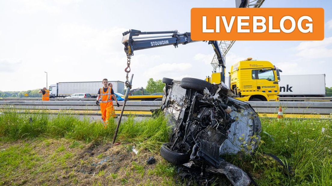 De auto op de A28 vloog een flink stuk door de lucht.