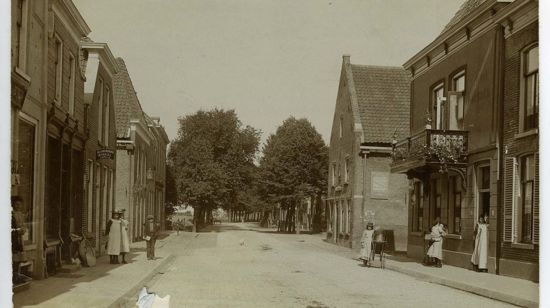 Deel van de Friesestraat te Coevorden, ca. 1910-1925, hier woonden voor 1942 een aantal Joodse Coevordenaren