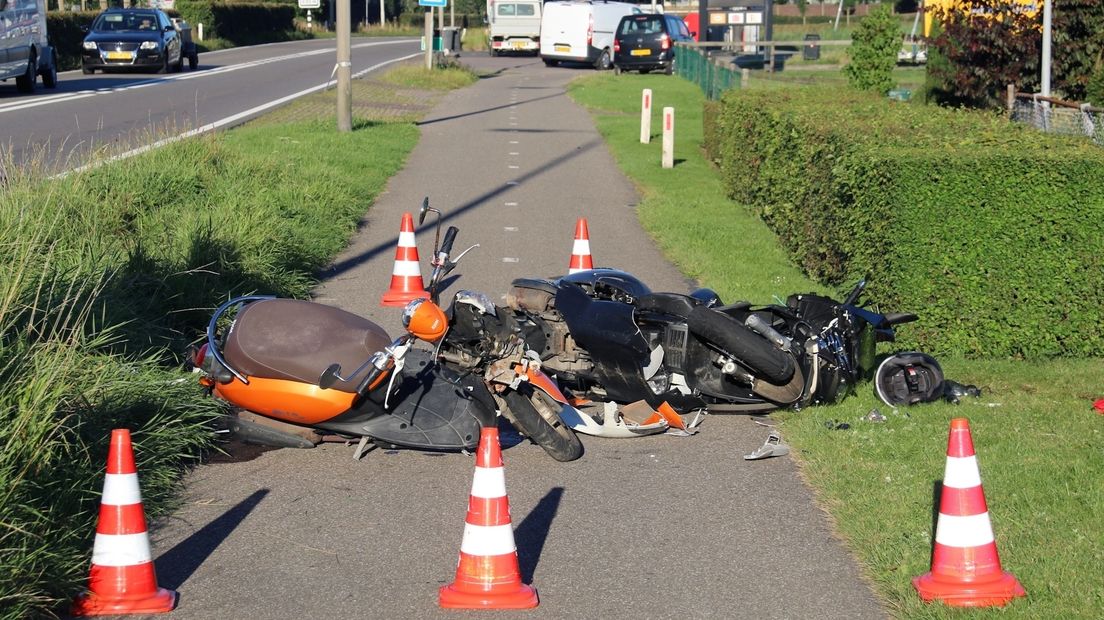 Scooterrijders botsen frontaal op het fietspad (video)
