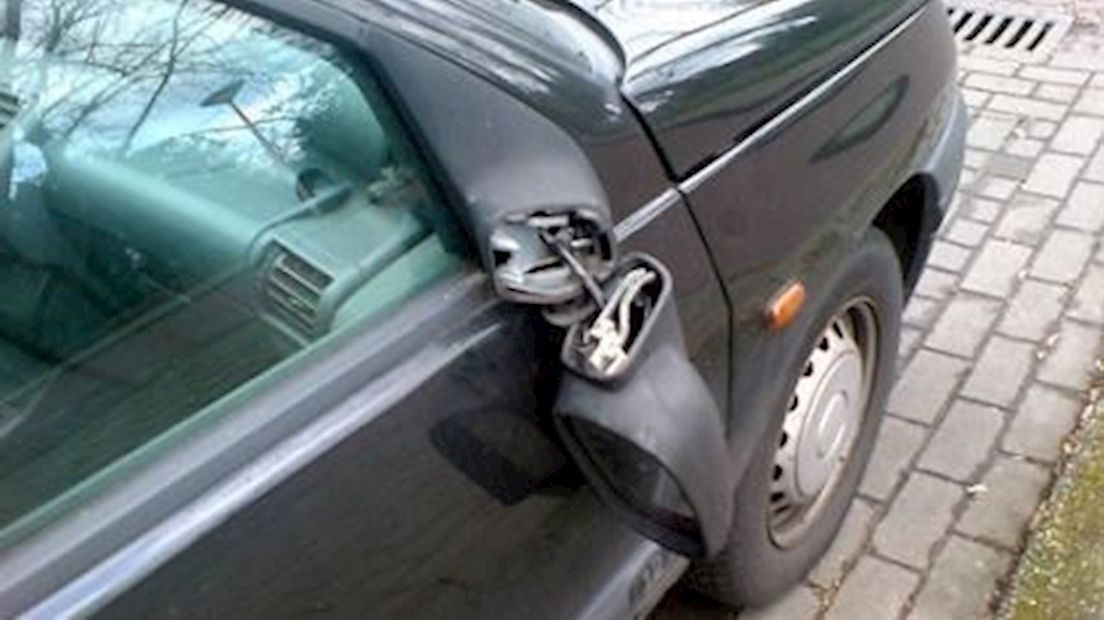 Autospiegels vernield aan Havezathe in Almelo
