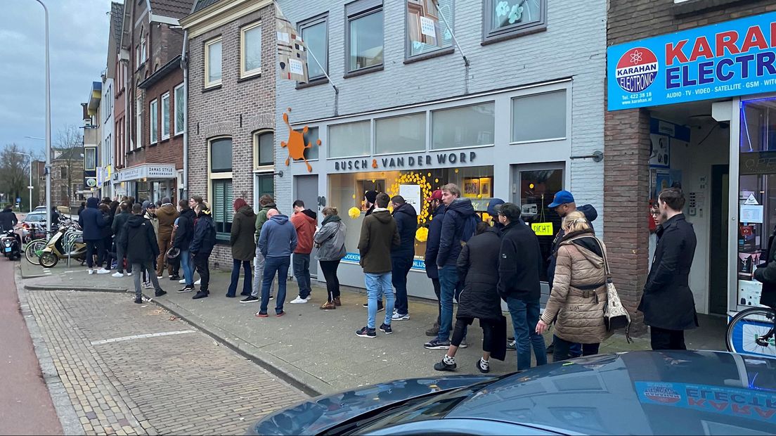 Lange rij voor de coffeeshop in Zwolle