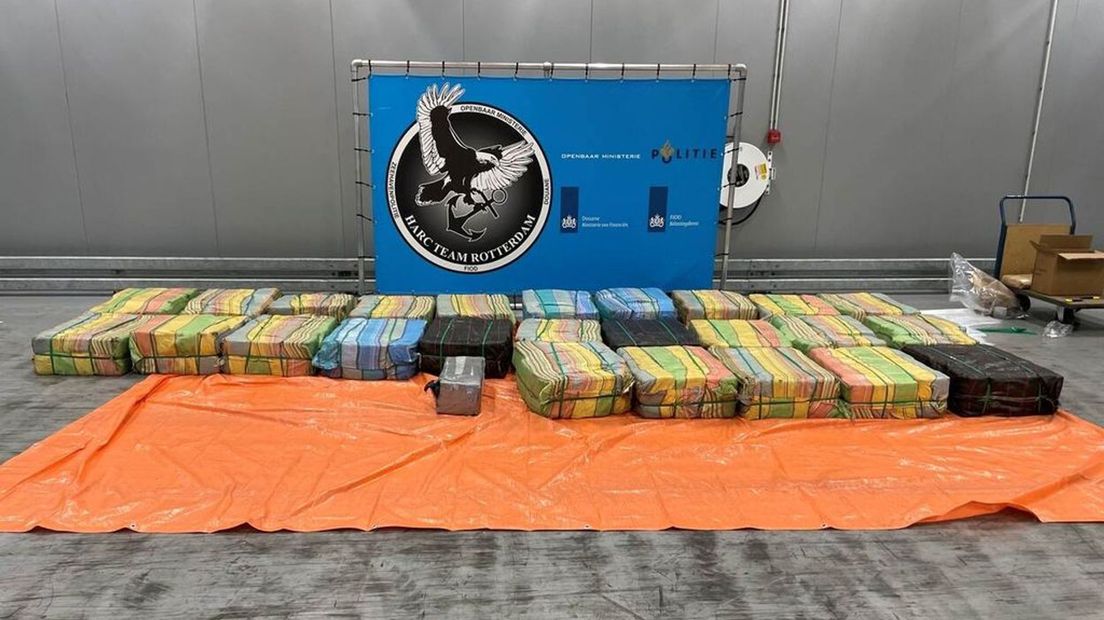 In de houtcontainer werd 1516 kilo cocaïne aangetroffen.